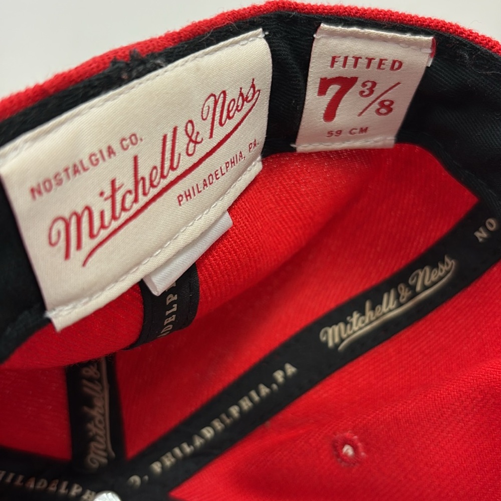 Chicago Bulls Mitchell & Ness Hardwood Classics Team Two-Tone 2.0 Snapback Hat - Picture 4 of 6